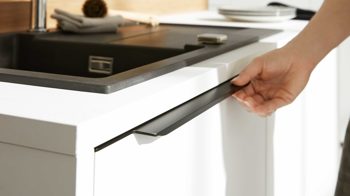 Einbauküche Interliving aus Holz in Weiß Interliving Küche Serie 3039 mit AEG Einbaugeräten Arcticweiß & Vulkaneiche – zweizeilig