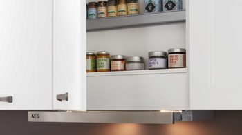 Einbauküche Interliving aus Holz in Weiß Interliving Küche Serie 3023 mit AEG Einbaugeräten Weiß & Mooreiche – zweizeilig