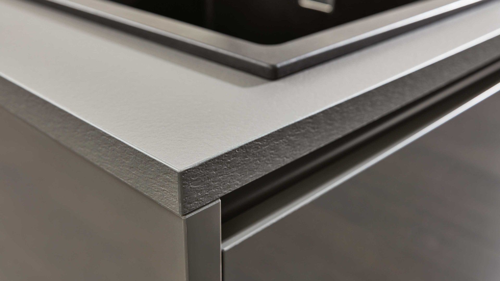 Einbauküche Interliving aus Holz in Grau Interliving Küche Serie 3042 mit SIEMENS Einbaugeräten Quarzgrau & Eiche Graphitsilber  – zweizeilig