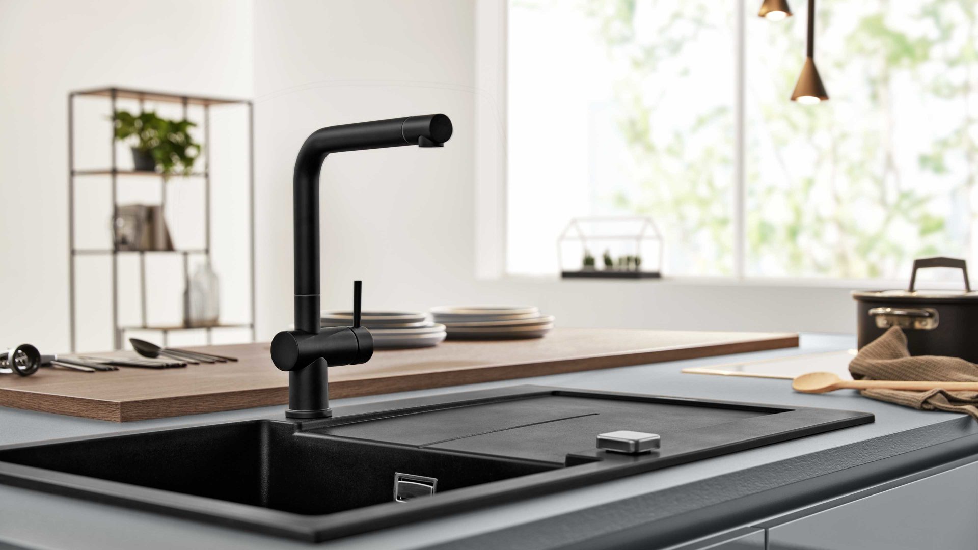 Einbauküche Interliving aus Holz in Grau Interliving Küche Serie 3042 mit SIEMENS Einbaugeräten Quarzgrau & Eiche Graphitsilber  – zweizeilig