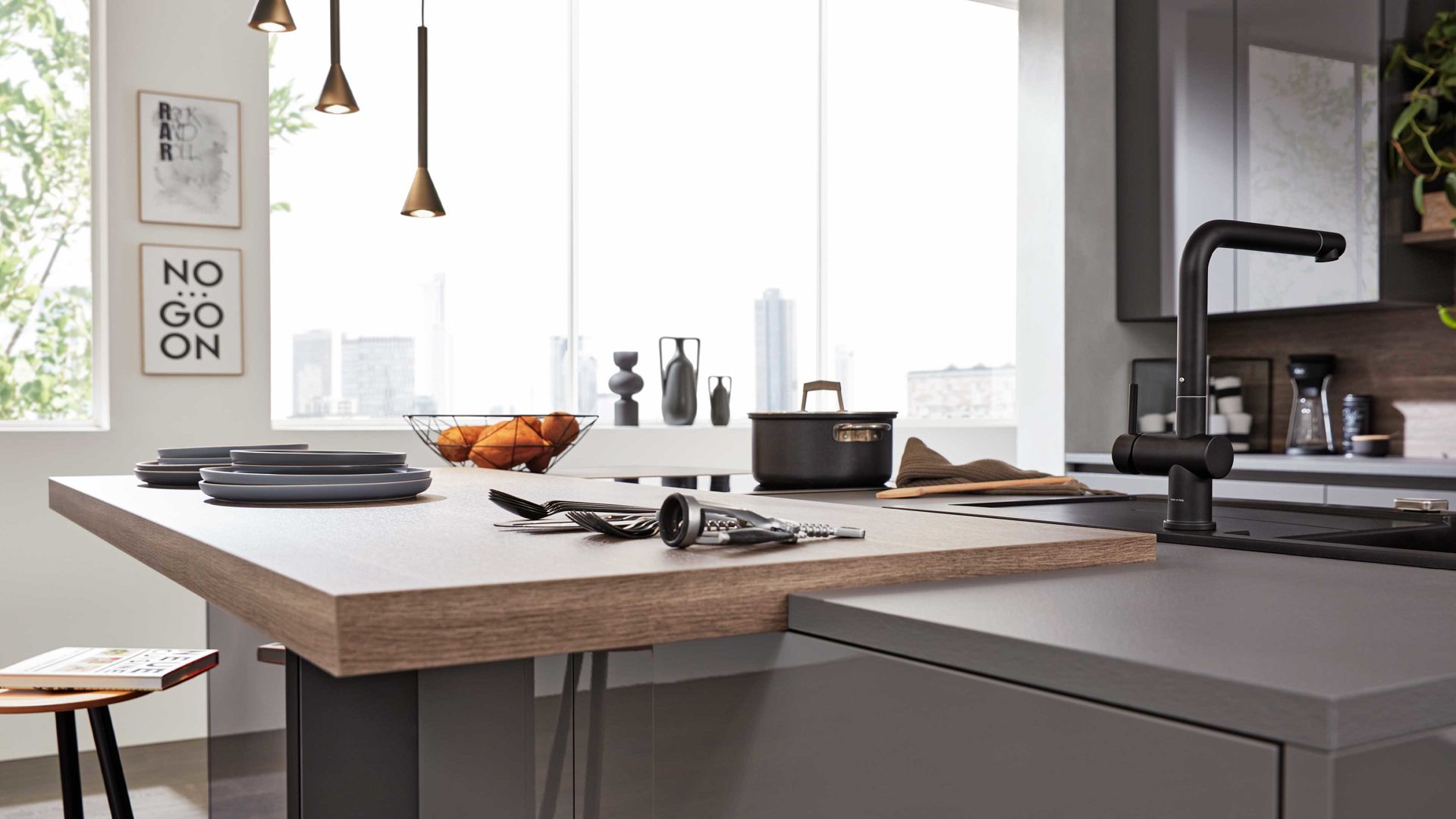 Einbauküche Interliving aus Holz in Grau Interliving Küche Serie 3042 mit SIEMENS Einbaugeräten Quarzgrau & Eiche Graphitsilber  – zweizeilig