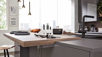 Einbauküche Interliving aus Holz in Grau Interliving Küche Serie 3042 mit SIEMENS Einbaugeräten Quarzgrau & Eiche Graphitsilber  – zweizeilig