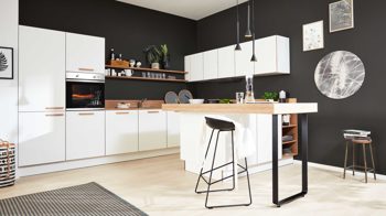 Einbauküche Interliving aus Holz in Weiß Interliving Küche Serie 3043 mit gorenje Einbaugeräten Weiß & Vulkaneiche – Stellfläche ca. 365 x 258 cm