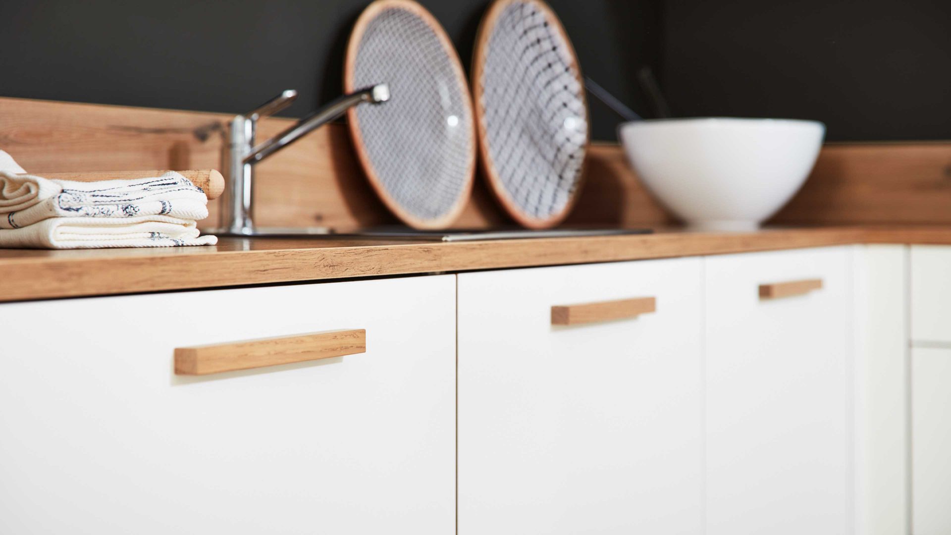 Einbauküche Interliving aus Holz in Weiß Interliving Küche Serie 3043 mit privileg Einbaugeräten Weiß & Vulkaneiche – Stellfläche ca. 365 x 258 cm