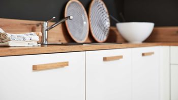 Einbauküche Interliving aus Holz in Weiß Interliving Küche Serie 3043 mit gorenje Einbaugeräten Weiß & Vulkaneiche – Stellfläche ca. 365 x 258 cm