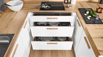 Einbauküche Interliving aus Holz in Weiß Interliving Küche Serie 3043 mit privileg Einbaugeräten Weiß & Vulkaneiche – Stellfläche ca. 365 x 258 cm