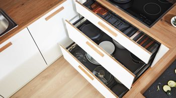 Einbauküche Interliving aus Holz in Weiß Interliving Küche Serie 3043 mit gorenje Einbaugeräten Weiß & Vulkaneiche – Stellfläche ca. 365 x 258 cm