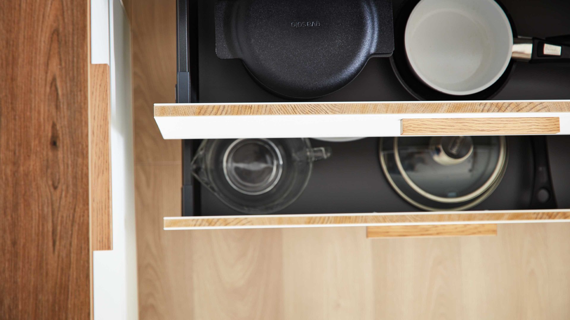 Einbauküche Interliving aus Holz in Weiß Interliving Küche Serie 3043 mit privileg Einbaugeräten Weiß & Vulkaneiche – Stellfläche ca. 365 x 258 cm