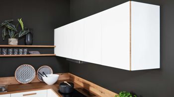 Einbauküche Interliving aus Holz in Weiß Interliving Küche Serie 3043 mit gorenje Einbaugeräten Weiß & Vulkaneiche – Stellfläche ca. 365 x 258 cm