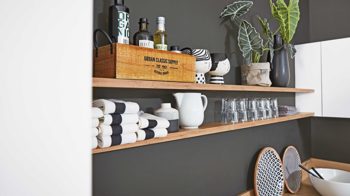 Einbauküche Interliving aus Holz in Weiß Interliving Küche Serie 3043 mit gorenje Einbaugeräten Weiß & Vulkaneiche – Stellfläche ca. 365 x 258 cm