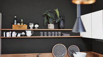 Einbauküche Interliving aus Holz in Weiß Interliving Küche Serie 3043 mit privileg Einbaugeräten Weiß & Vulkaneiche – Stellfläche ca. 365 x 258 cm