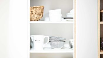 Einbauküche Interliving aus Holz in Weiß Interliving Küche Serie 3043 mit privileg Einbaugeräten Weiß & Vulkaneiche – Stellfläche ca. 365 x 258 cm