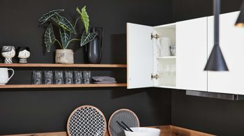 Einbauküche Interliving aus Holz in Weiß Interliving Küche Serie 3043 mit gorenje Einbaugeräten Weiß & Vulkaneiche – Stellfläche ca. 365 x 258 cm