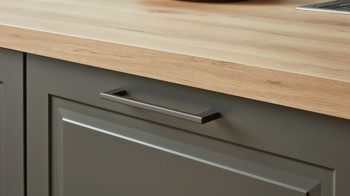 Einbauküche Interliving aus Holz in Dunkelgrau Interliving Küche Serie 3044 mit Miele Einbaugeräten Graphit & Kernbuche – zweizeilig