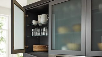 Einbauküche Interliving aus Holz in Dunkelgrau Interliving Küche Serie 3044 mit Miele Einbaugeräten Graphit & Kernbuche – zweizeilig