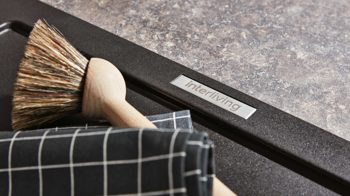 Einbauküche Interliving aus Holz in Grau Interliving Küche Serie 3045 mit AEG Einbaugeräten Weiß – Stellfläche ca. 285 x 400 cm