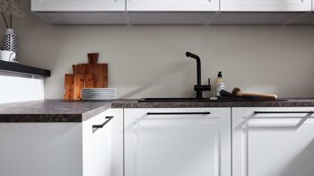 Einbauküche Interliving aus Holz in Grau Interliving Küche Serie 3045 mit AEG Einbaugeräten Weiß – Stellfläche ca. 285 x 400 cm