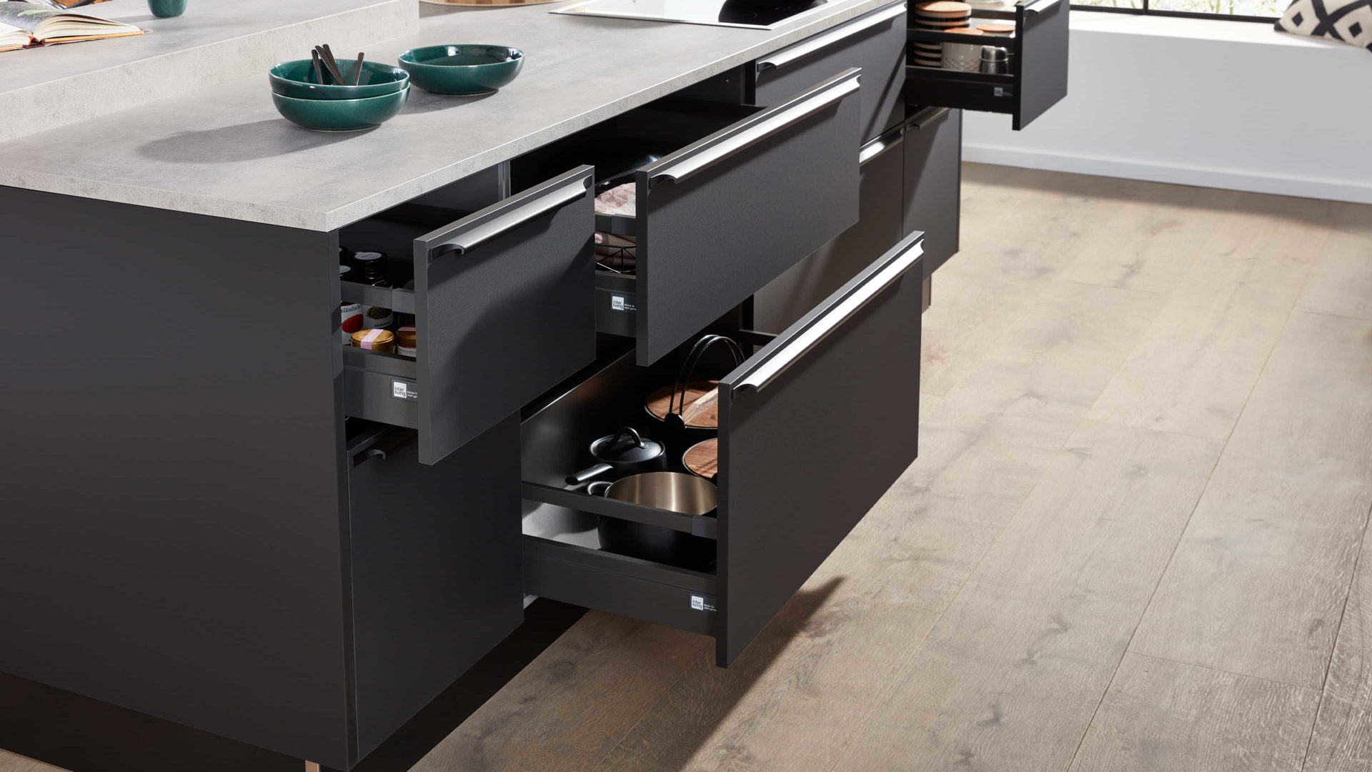 Einbauküche Interliving aus Holz in Schwarz Interliving Küche Serie 3047 mit SIEMENS Einbaugeräten Schwarz & Beton  – zweizeilig