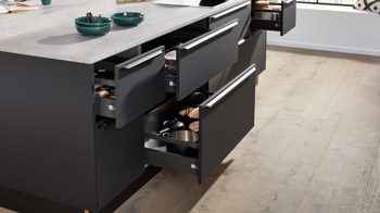 Einbauküche Interliving aus Holz in Schwarz Interliving Küche Serie 3101 mit SIEMENS Einbaugeräten Schwarz & Beton  – zweizeilig