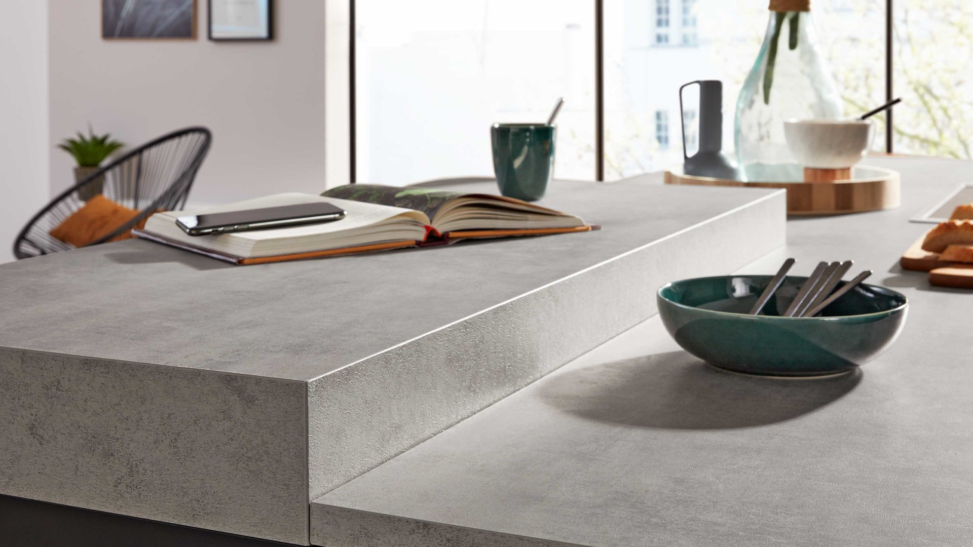 Einbauküche Interliving aus Holz in Schwarz Interliving Küche Serie 3047 mit SIEMENS Einbaugeräten Schwarz & Beton  – zweizeilig