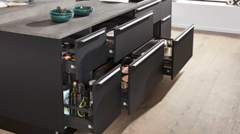 Einbauküche Interliving aus Holz in Schwarz Interliving Küche Serie 3101 mit SIEMENS Einbaugeräten Schwarz & Beton  – zweizeilig