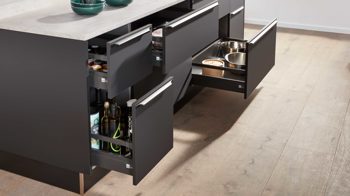 Einbauküche Interliving aus Holz in Schwarz Interliving Küche Serie 3047 mit SIEMENS Einbaugeräten Schwarz & Beton  – zweizeilig
