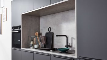 Einbauküche Interliving aus Holz in Schwarz Interliving Küche Serie 3047 mit SIEMENS Einbaugeräten Schwarz & Beton  – zweizeilig