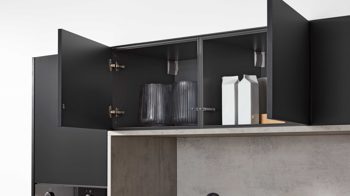 Einbauküche Interliving aus Holz in Schwarz Interliving Küche Serie 3047 mit SIEMENS Einbaugeräten Schwarz & Beton  – zweizeilig