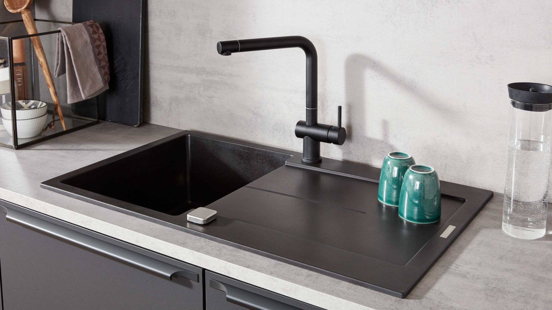 Einbauküche Interliving aus Holz in Schwarz Interliving Küche Serie 3101 mit SIEMENS Einbaugeräten Schwarz & Beton  – zweizeilig