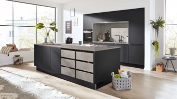 Einbauküche Interliving aus Holz in Schwarz Interliving Küche Serie 3101 mit SIEMENS Einbaugeräten Schwarz & Beton  – zweizeilig