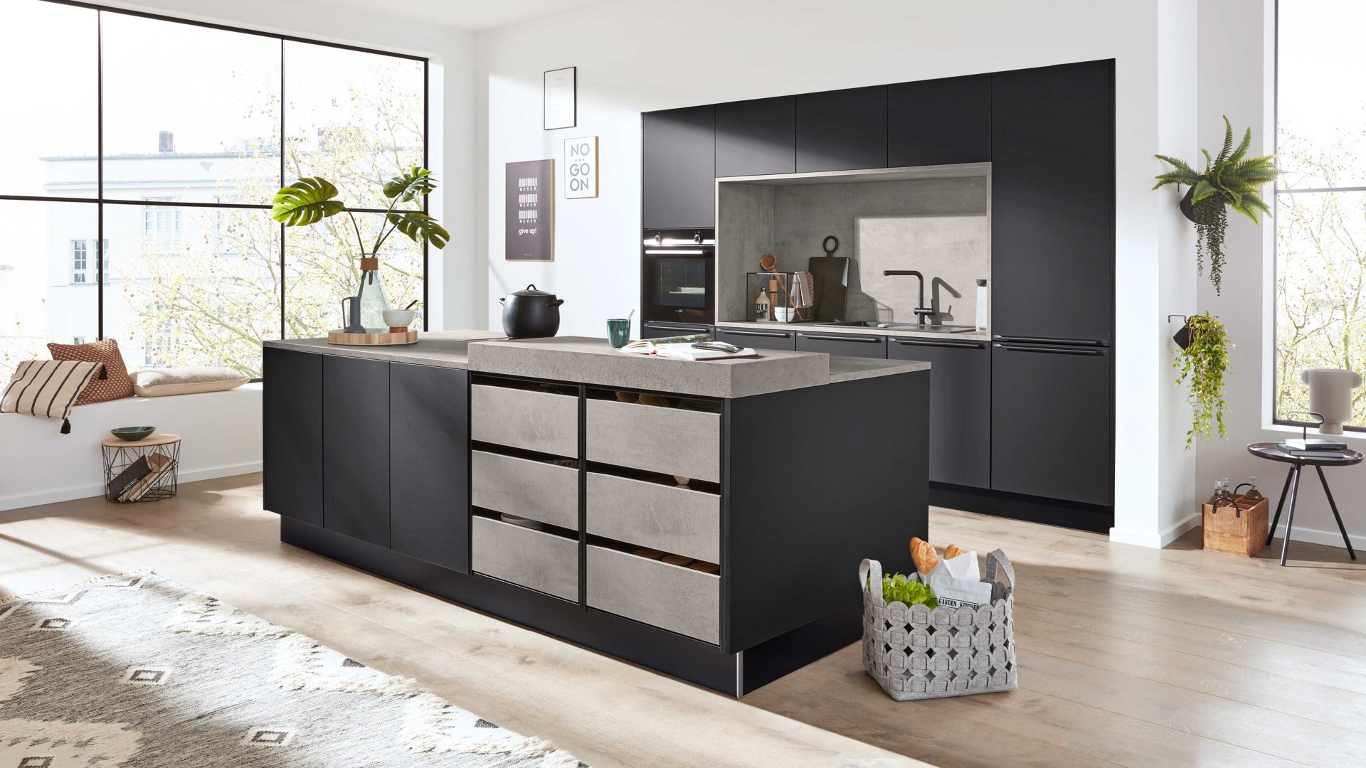 Einbauküche Interliving aus Holz in Schwarz Interliving Küche Serie 3101 mit SIEMENS Einbaugeräten Schwarz & Beton  – zweizeilig