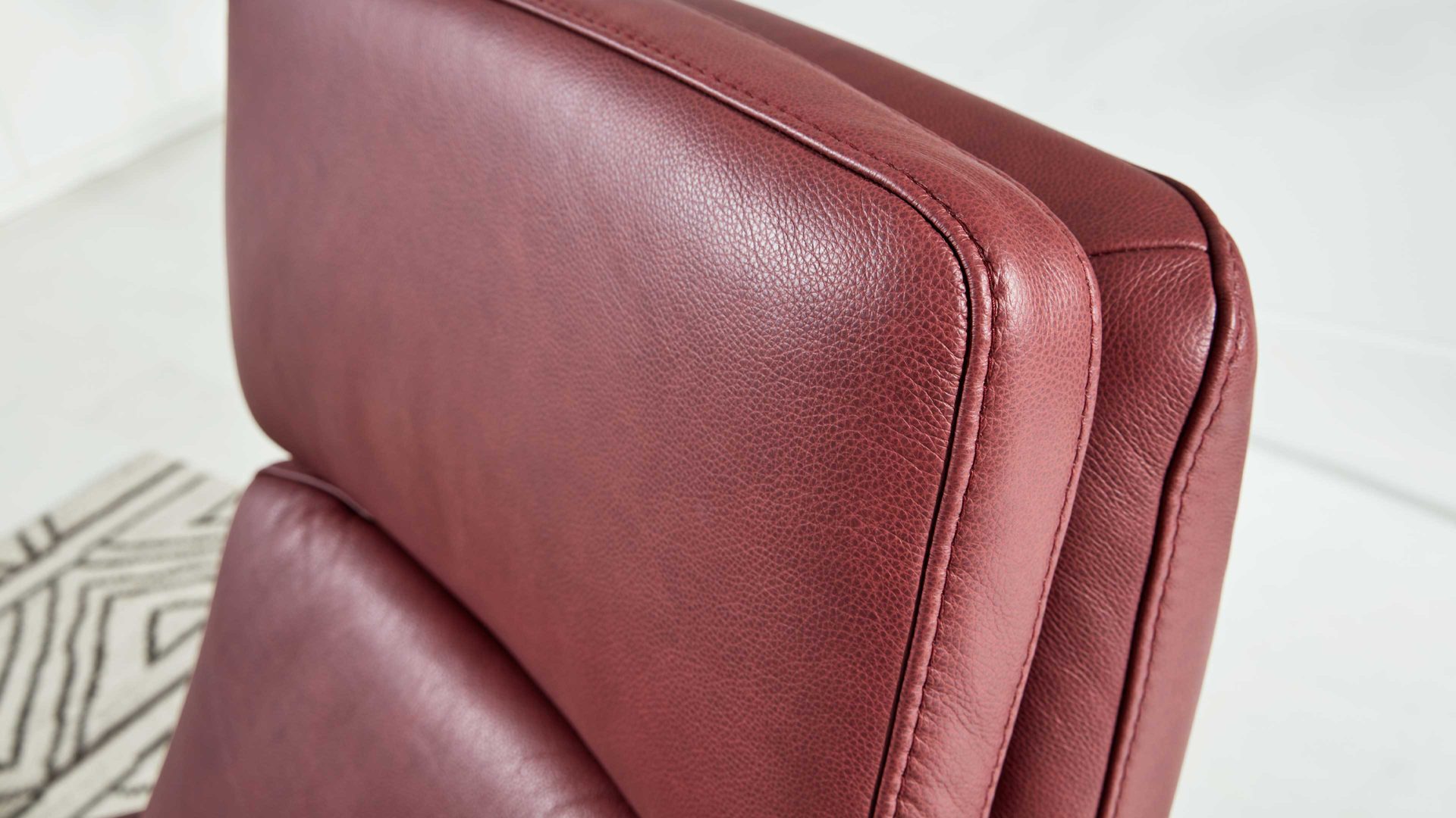 Relaxsessel Interliving aus Leder in Dunkelrot Interliving Sessel Serie 4541 – Relaxsessel manuell - barolofarbenes LongLife-Leder Rodeo & Sternfuß V4S