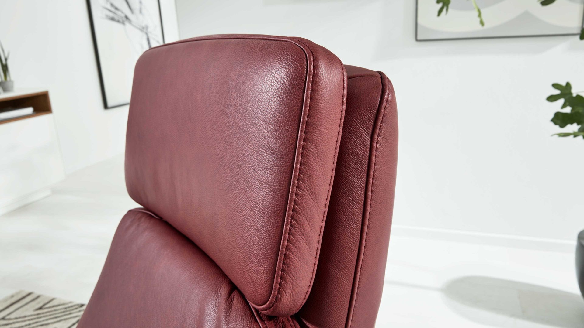 Relaxsessel Interliving aus Leder in Dunkelrot Interliving Sessel Serie 4541 – Relaxsessel manuell - barolofarbenes LongLife-Leder Rodeo & Sternfuß V4S