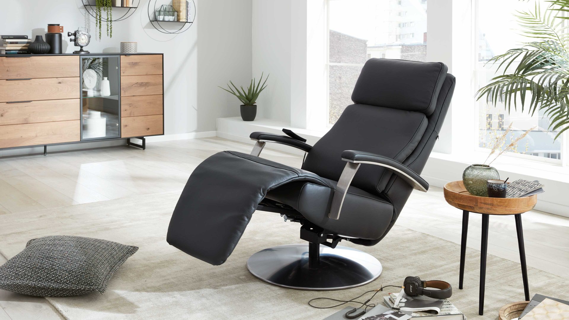 Relaxsessel Interliving aus Leder in Anthrazit Interliving Sessel Serie 4541 – Relaxsessel motorisch - anthrazitfarbenes LongLife-Leder Credo & Tellerfuß V6