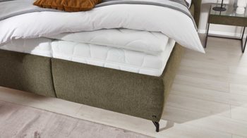 Polsterbett Interliving aus Stoff in Dunkelgrün Interliving Bettsystem Serie 1414 - Polsterbett Variante 4 olivgrüner Stoffbezug GCP 333 - Liegefläche ca. 180 x 200 cm