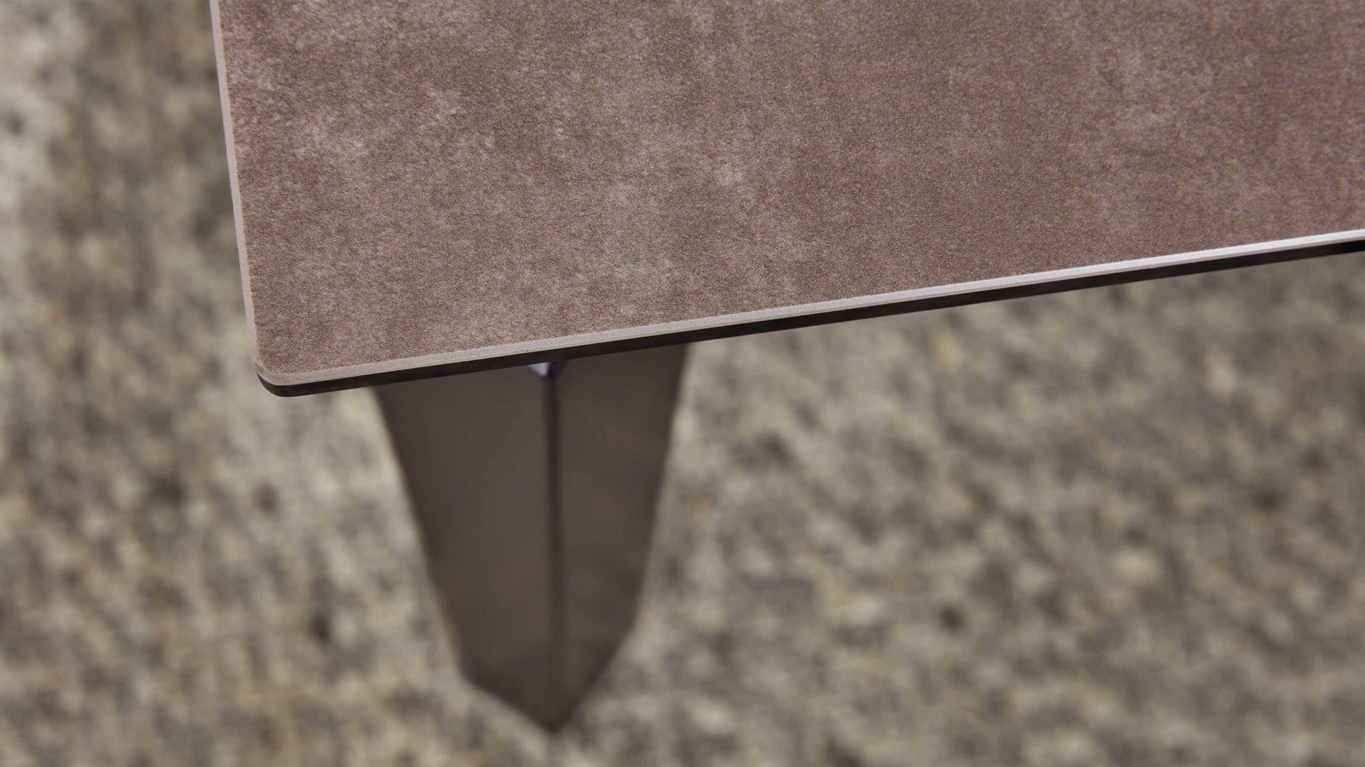 Auszugtisch Interliving aus Keramik in Grau Interliving Esszimmer Serie 5111 – Auszugtisch graue Glaskeramik & schwarzes Eisen – ca. 200-280 x 100 cm