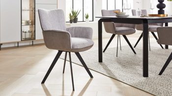 Polsterstuhl Interliving aus Stoff in Hellgrau Interliving Esszimmer Serie 5111 – Schalensessel Rückholfunktion - platinfarbene Bezugkombi 959 & schwarzes Eisen