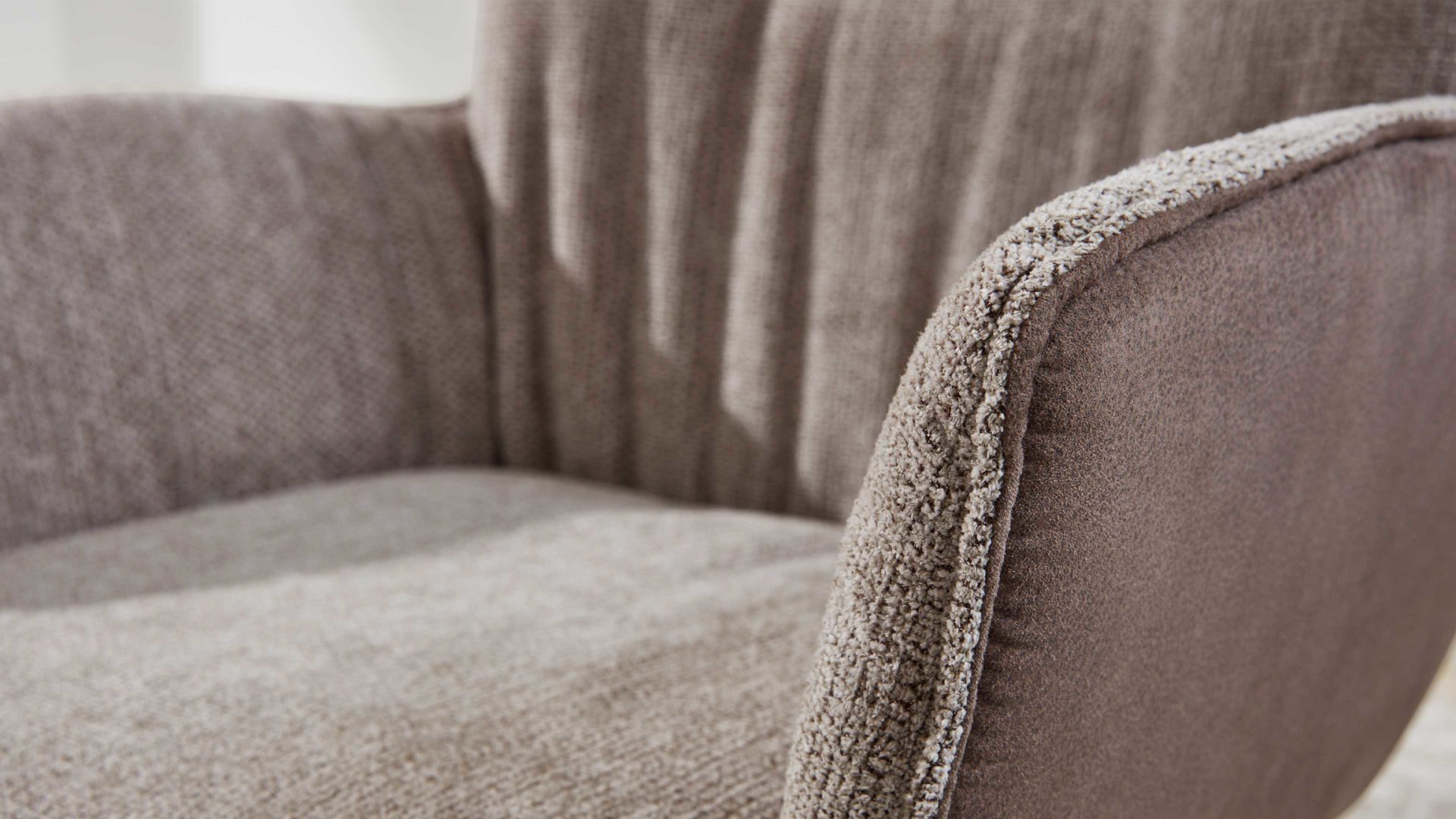 Polsterstuhl Interliving aus Stoff in Beige Interliving Esszimmer Serie 5111 – Schalensessel Rückholfunktion - taupefarbene Bezugkombi 957 & schwarzes Eisen