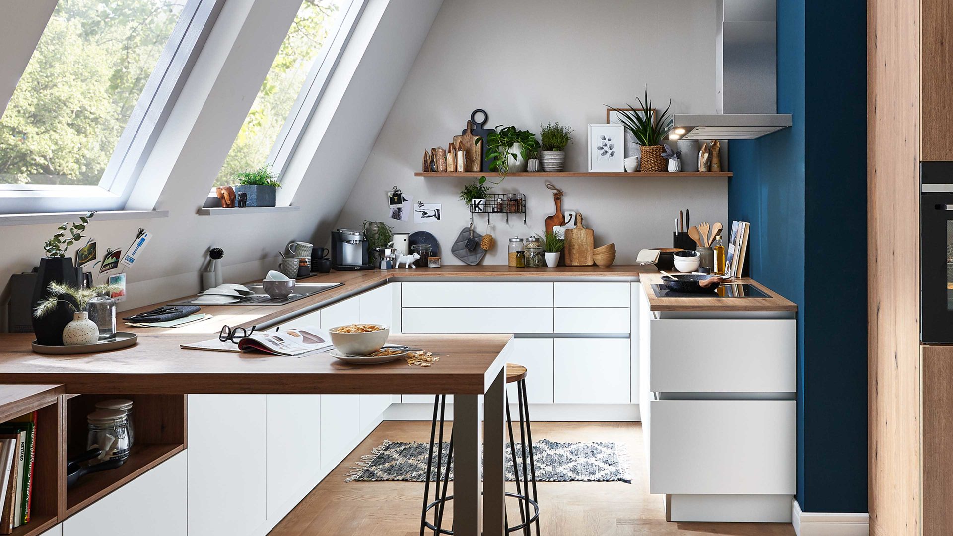 Einbauküche Nolte® küchen aus Holz in Weiß nolte® Einbauküche Manhattan Uni mit SIEMENS-Einbaugeräten Weiß & Vulkaneiche – zweizeilig