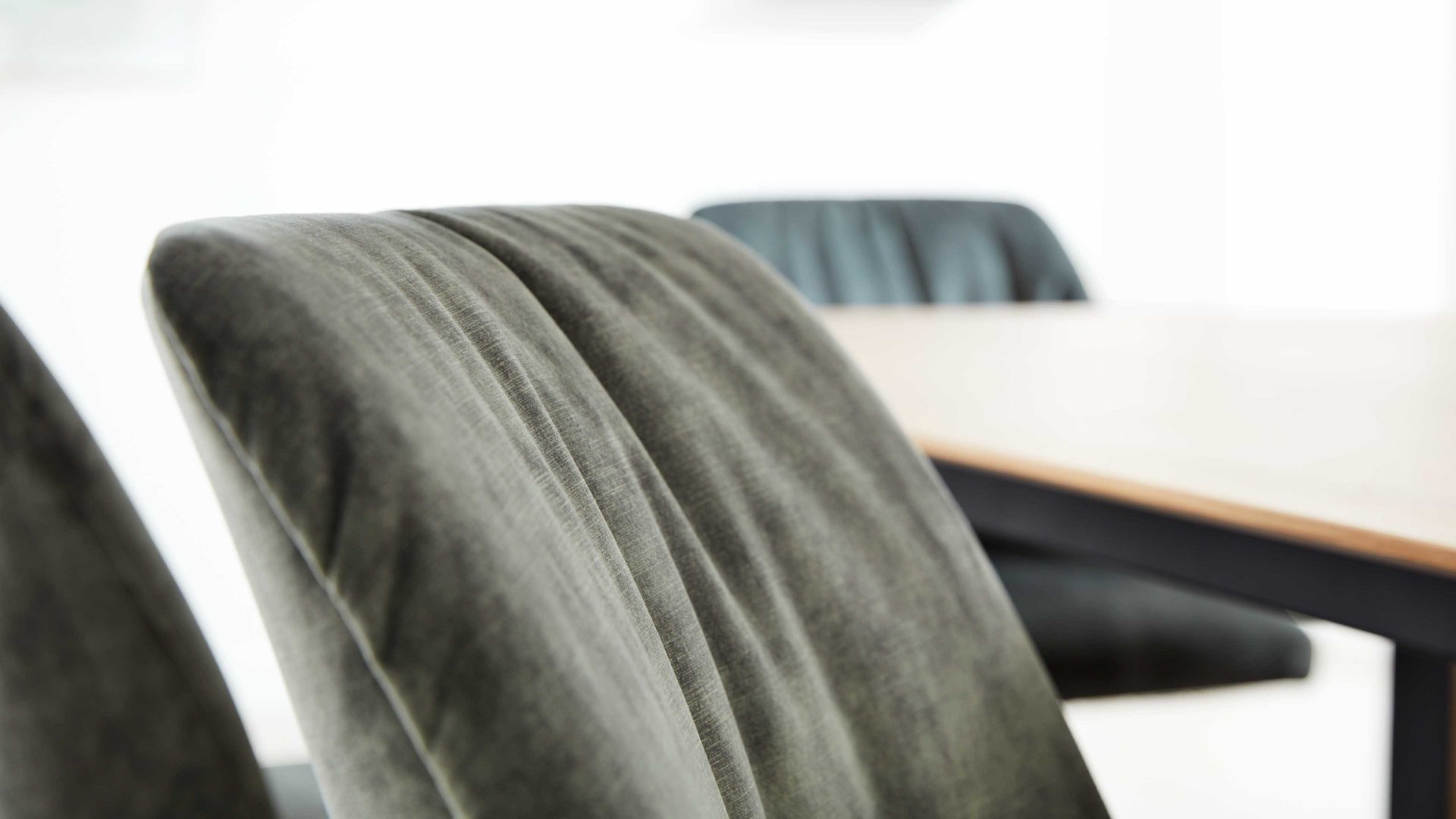 Polsterstuhl Interliving aus Stoff in Grün Interliving Esszimmer Serie 5110 - Polsterstuhl CO810 grüner Bezug Genova & schwarzer Spinnenfuß