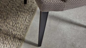 Tischgruppe Interliving aus Stoff in Silber Interliving Esszimmer Serie 5110 - Essgruppe mit Armlehnstühlen silberfarbener Bezug Calvin, ebenholzfarbene Holzfüße & mattschwarzes Eichefurnier