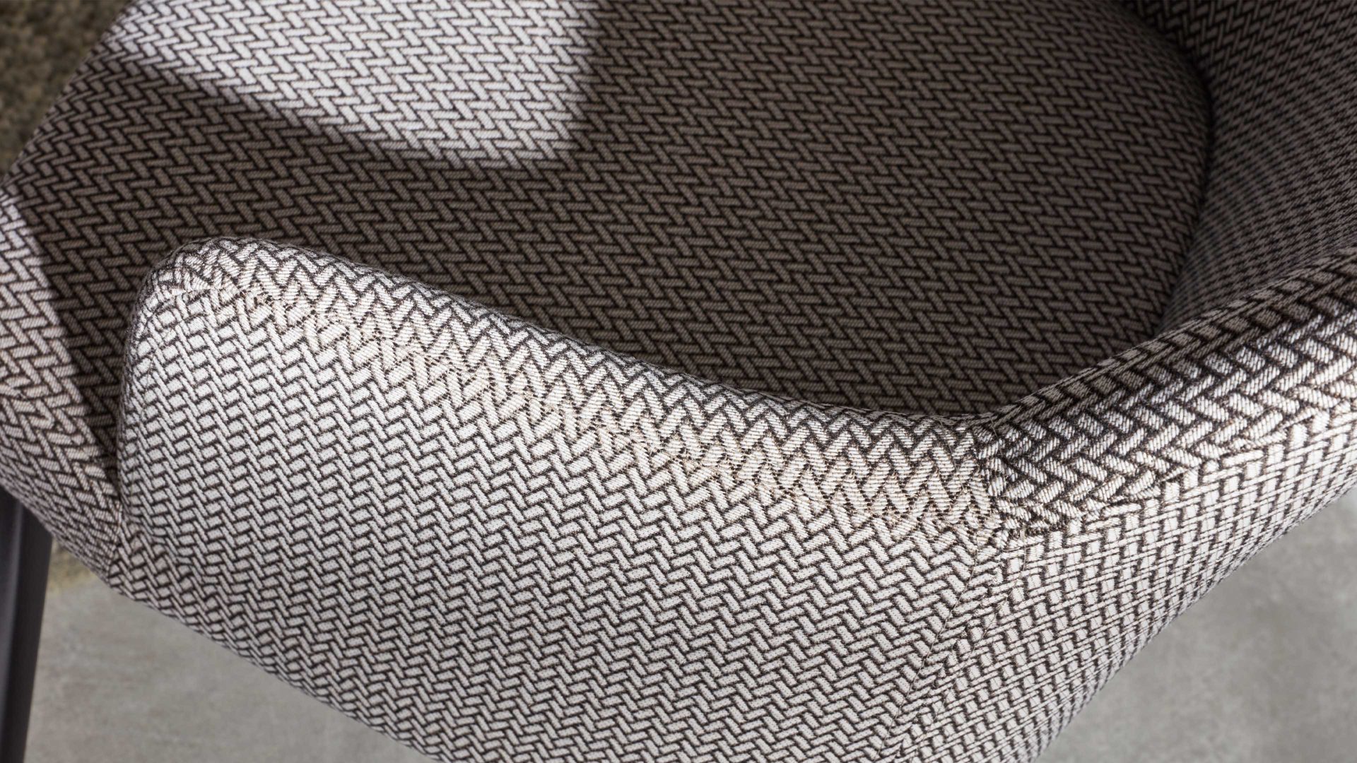 Tischgruppe Interliving aus Stoff in Silber Interliving Esszimmer Serie 5110 - Essgruppe mit Armlehnstühlen silberfarbener Bezug Calvin, ebenholzfarbene Holzfüße & mattschwarzes Eichefurnier