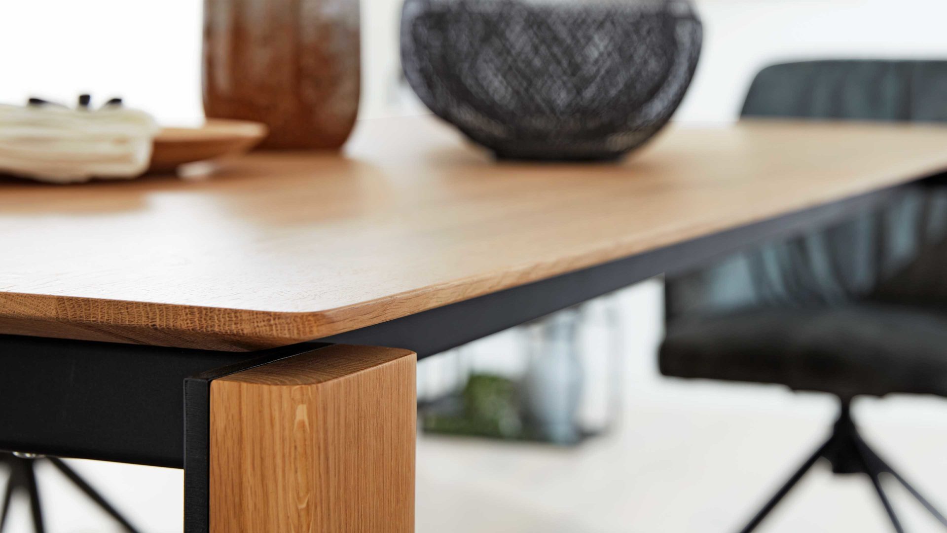 Tischgruppe Interliving aus Stoff in Grün Interliving Esszimmer Serie 5110 - Essgruppe mit Holztisch grüner Bezug Genova, schwarzer Spinnenfuß & Eiche natur