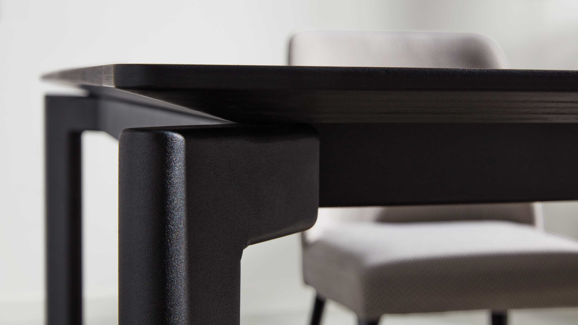 Tischgruppe Interliving aus Stoff in Silber Interliving Esszimmer Serie 5110 - Essgruppe mit Armlehnstühlen silberfarbener Bezug Calvin, ebenholzfarbene Holzfüße & mattschwarzes Eichefurnier