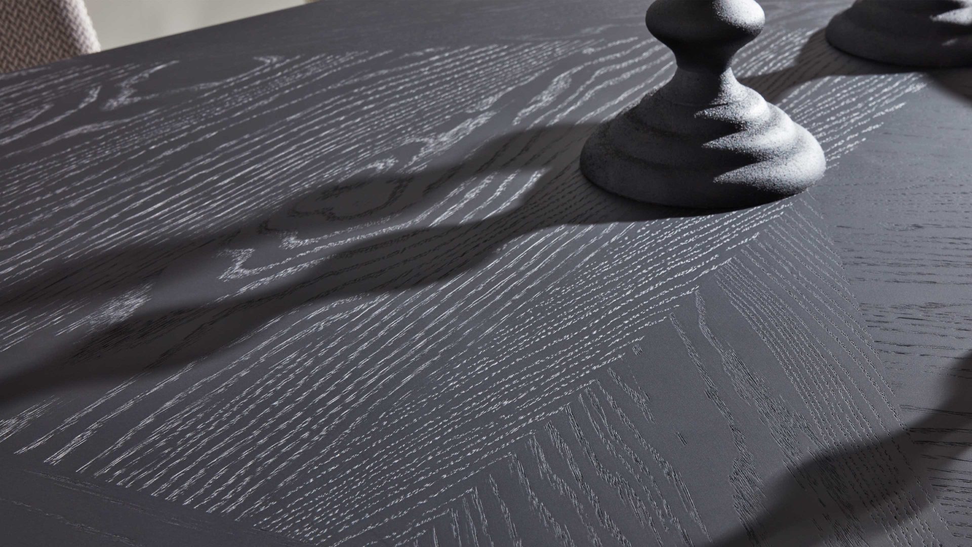 Tischgruppe Interliving aus Stoff in Silber Interliving Esszimmer Serie 5110 - Essgruppe mit Armlehnstühlen silberfarbener Bezug Calvin, ebenholzfarbene Holzfüße & mattschwarzes Eichefurnier