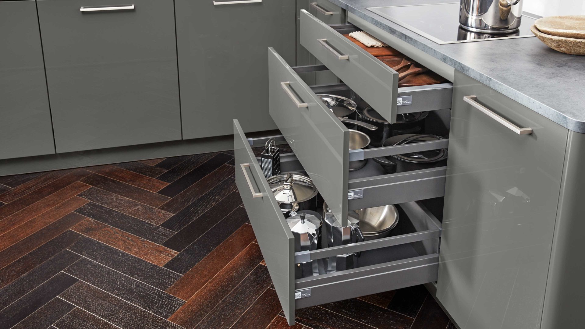 Einbauküche Interliving aus Holz in Grau Interliving Küche Serie 3007 mit AEG Einbaugeräten Quarzgrau & Steel – zweizeilig