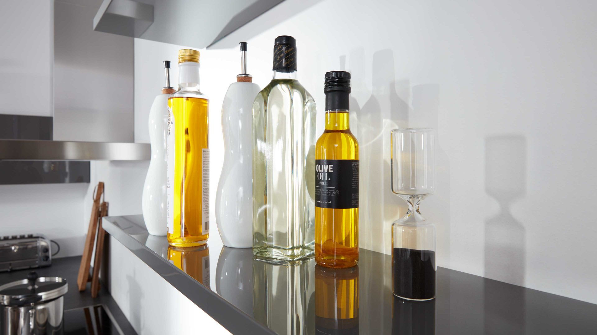 Einbauküche Interliving aus Holz in Grau Interliving Küche Serie 3007 mit AEG Einbaugeräten Quarzgrau & Steel – zweizeilig