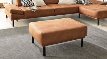 Polsterhocker Interliving aus Stoff in Hellbraun Interliving Sofa Serie 4254 – Polsterhocker cognacfarbene Mikrofaser Magnum & schwarze Metallfüße 4.35 – ca. 65 x 95 cm