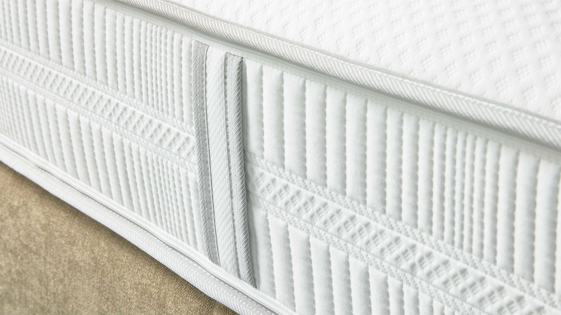 Boxspringbett Interliving aus Stoff in Grün Interliving Boxspringbett Serie 1415 - Boxspringbett mit extra hohem Kopfteil olivgrüner Stoffbezug ELK 323 & Schwebefuß - Liegefläche ca. 180 x 200 cm