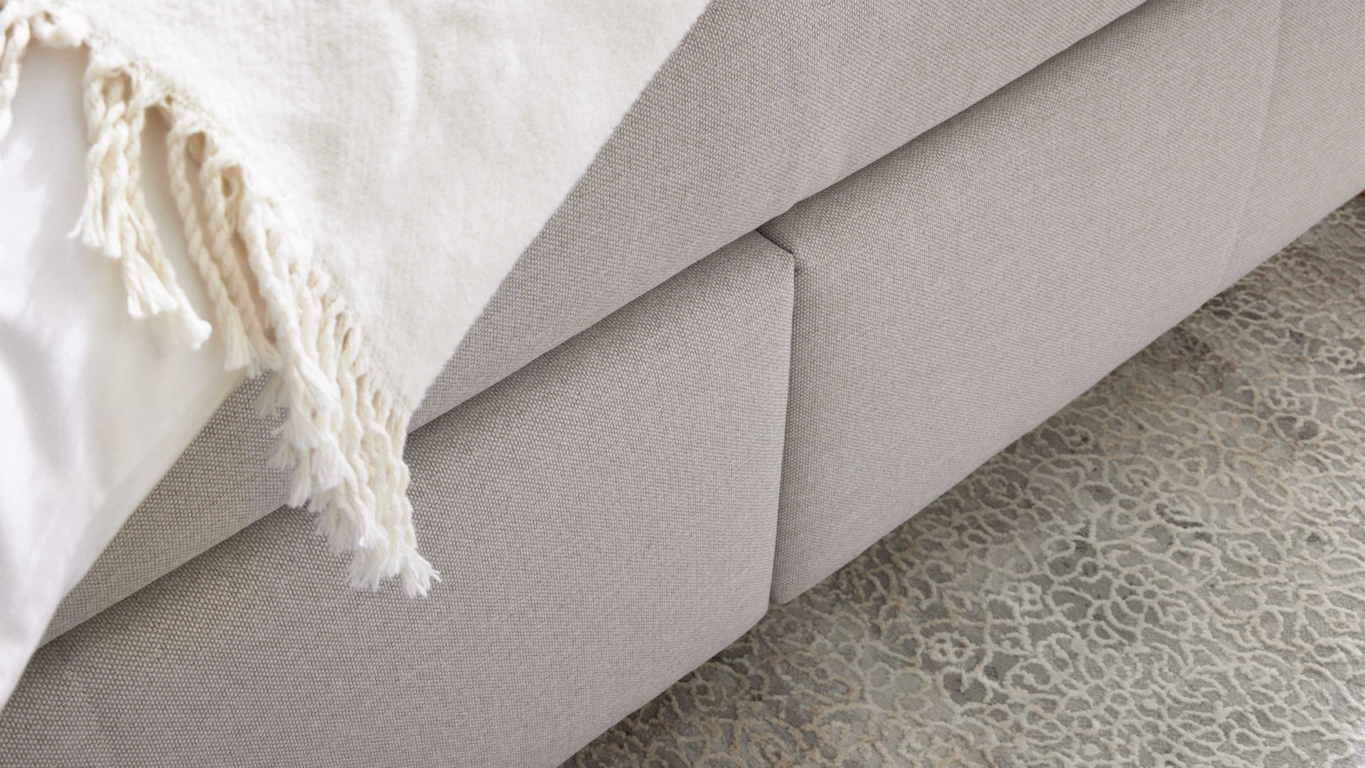 Boxspringbett Interliving aus Stoff in Beige Interliving Boxspringbett Serie 1415 - Boxspringbett mit Holzakzenten hellbeiger Stoffbezug TBB 2 & Holzfuß H72 - Liegefläche ca. 180 x 200 cm